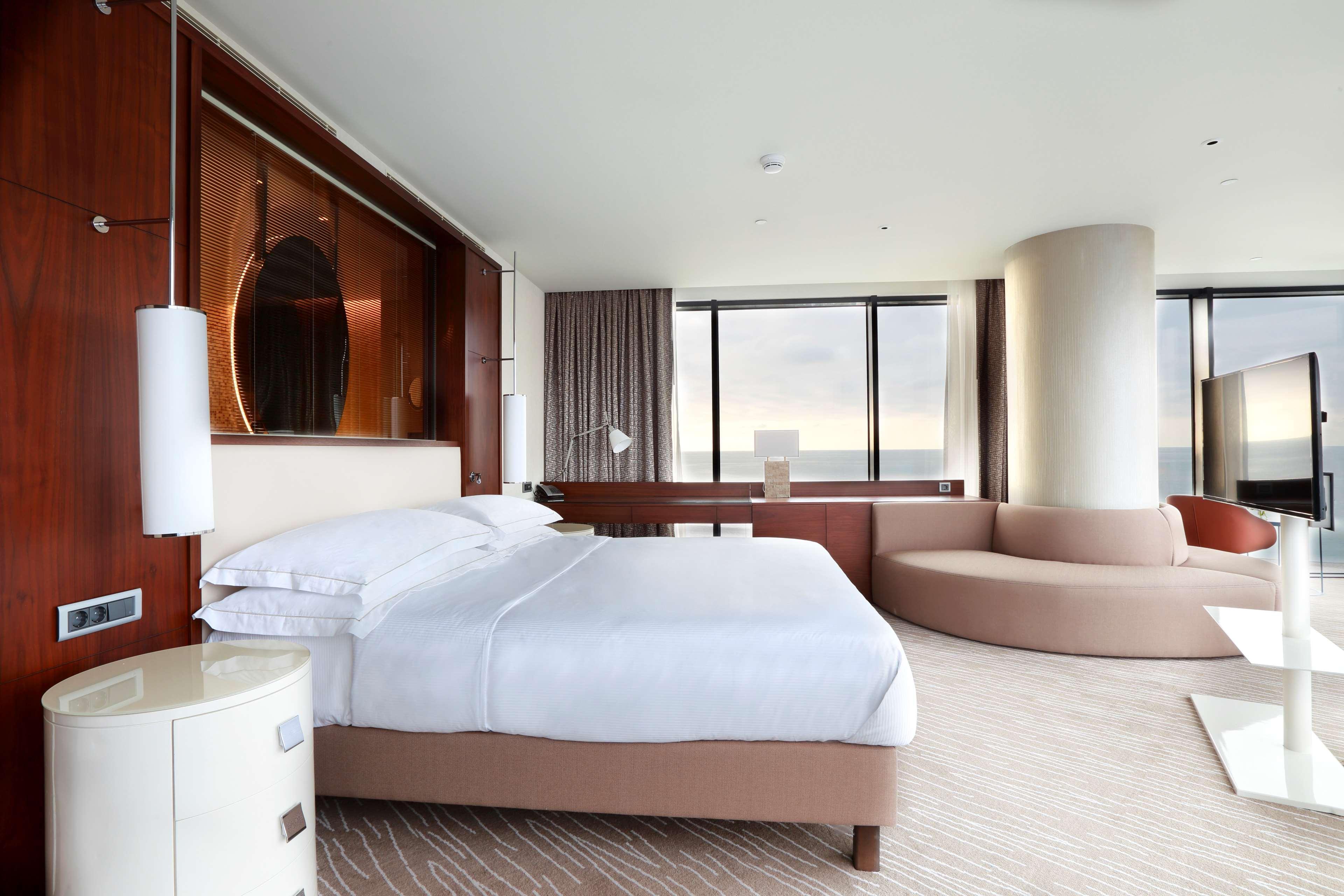 Hotel Hilton Batumi Esterno foto A suite at the hotel