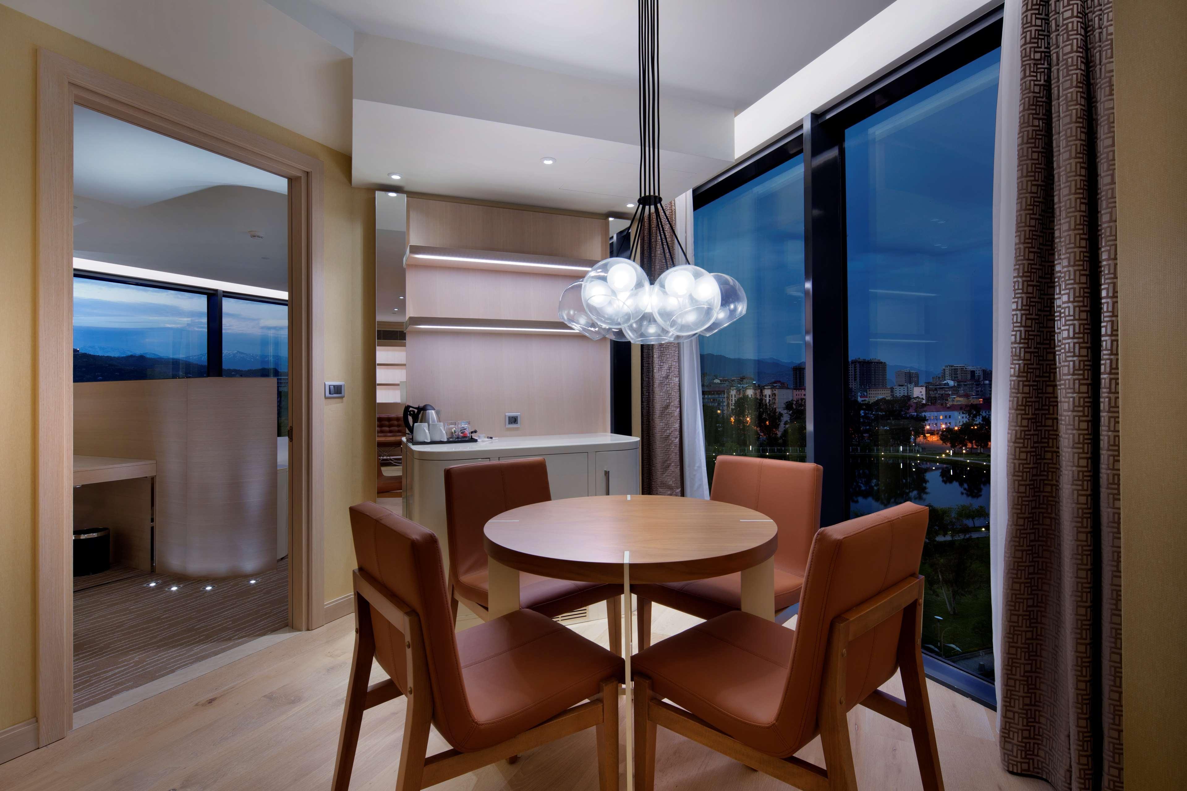 Hotel Hilton Batumi Esterno foto A dining room in a private apartment