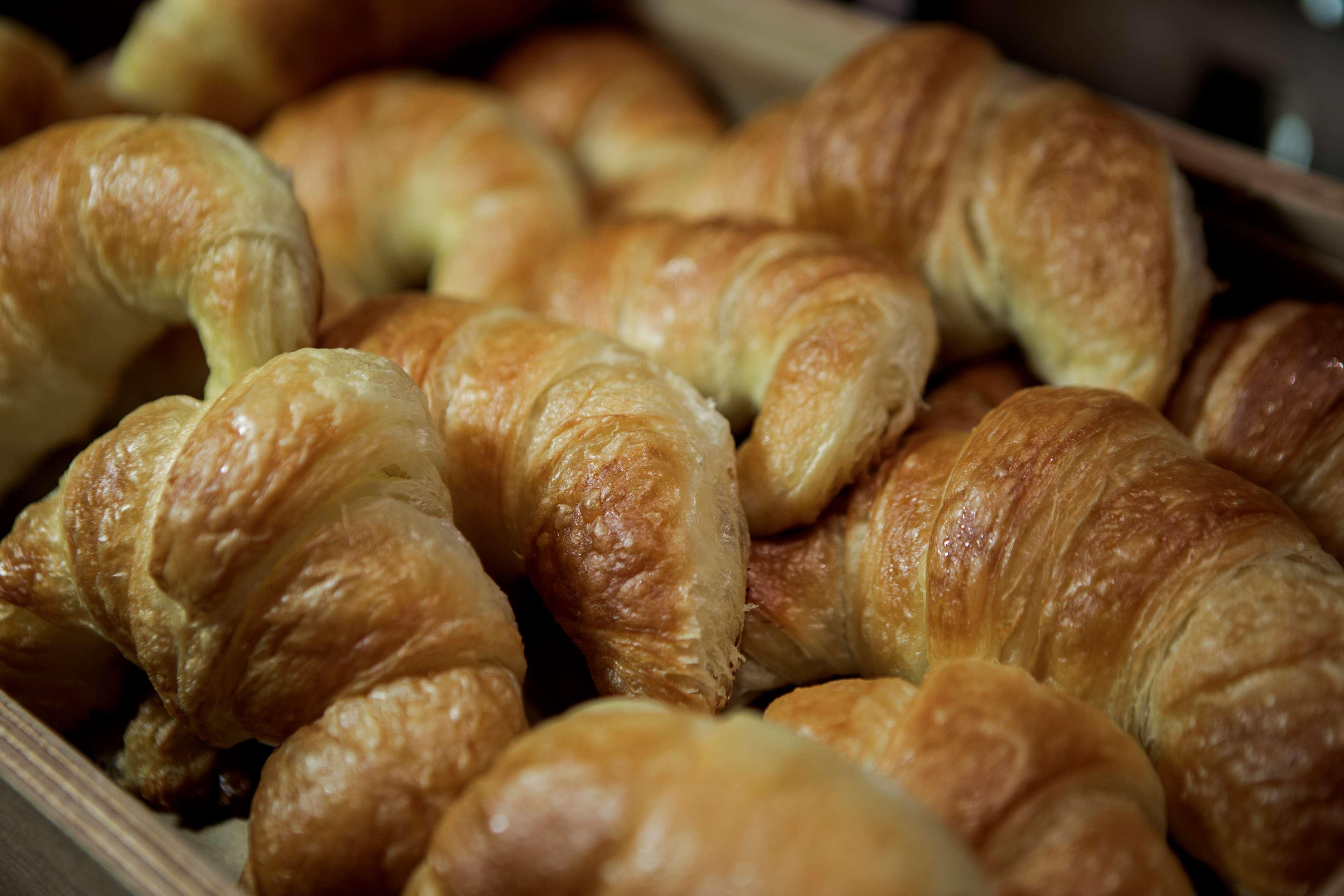 Hotel Hilton Batumi Esterno foto Croissants