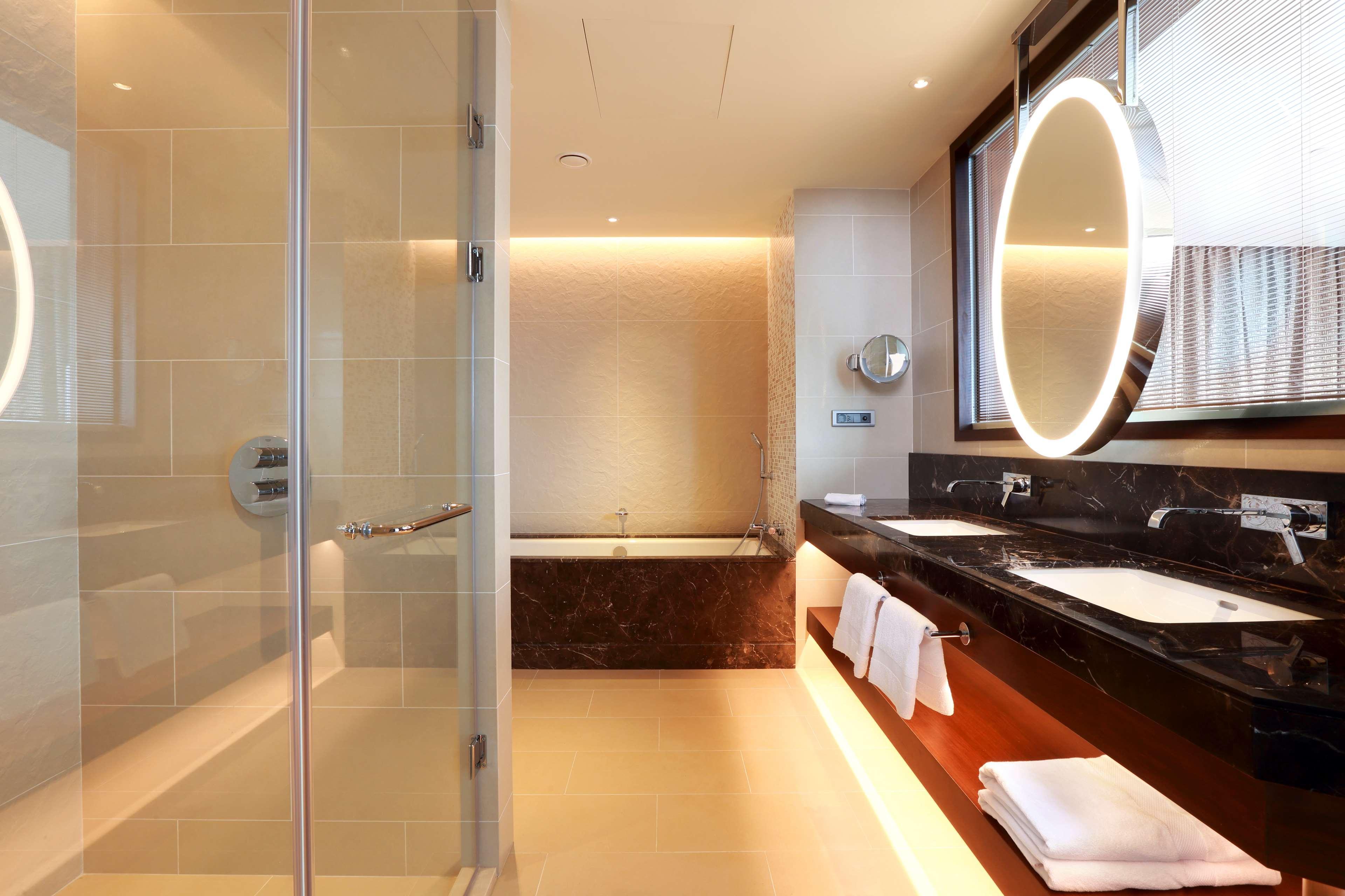 Hotel Hilton Batumi Esterno foto Bathroom