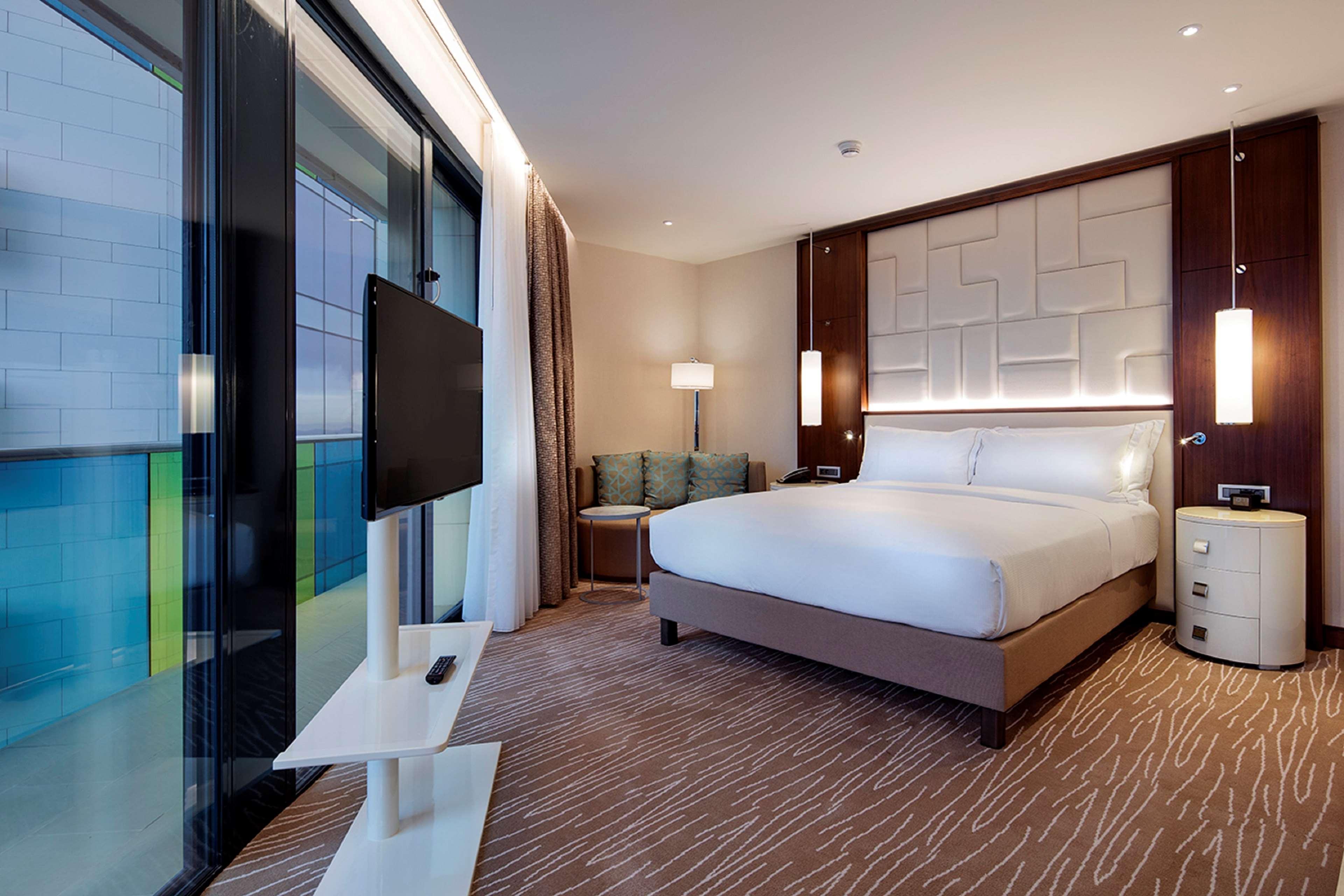 Hotel Hilton Batumi Esterno foto A bedroom at the hotel