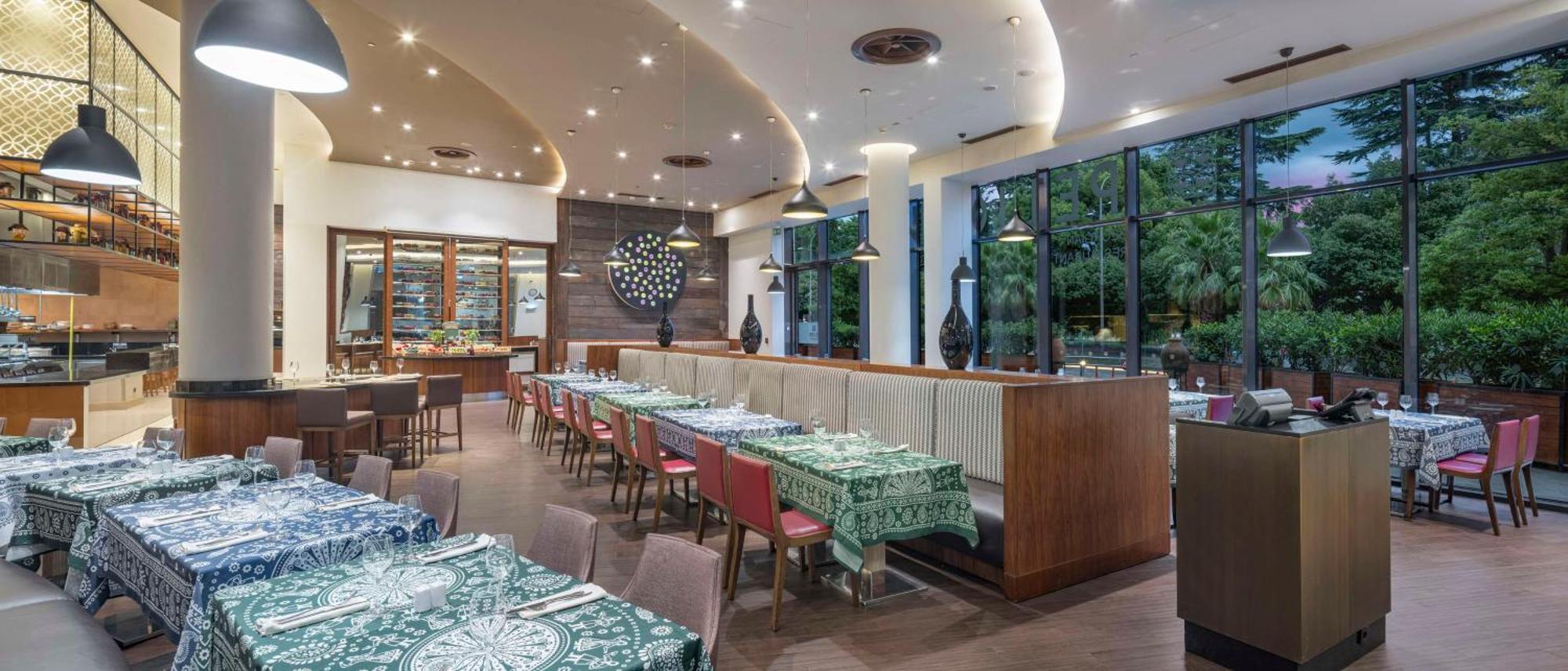 Hotel Hilton Batumi Esterno foto The restaurant