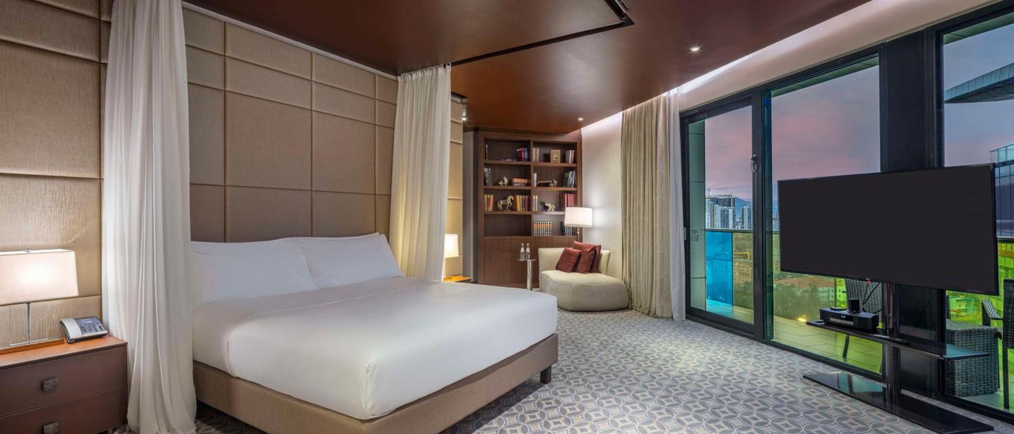 Hotel Hilton Batumi Esterno foto A bedroom at the hotel