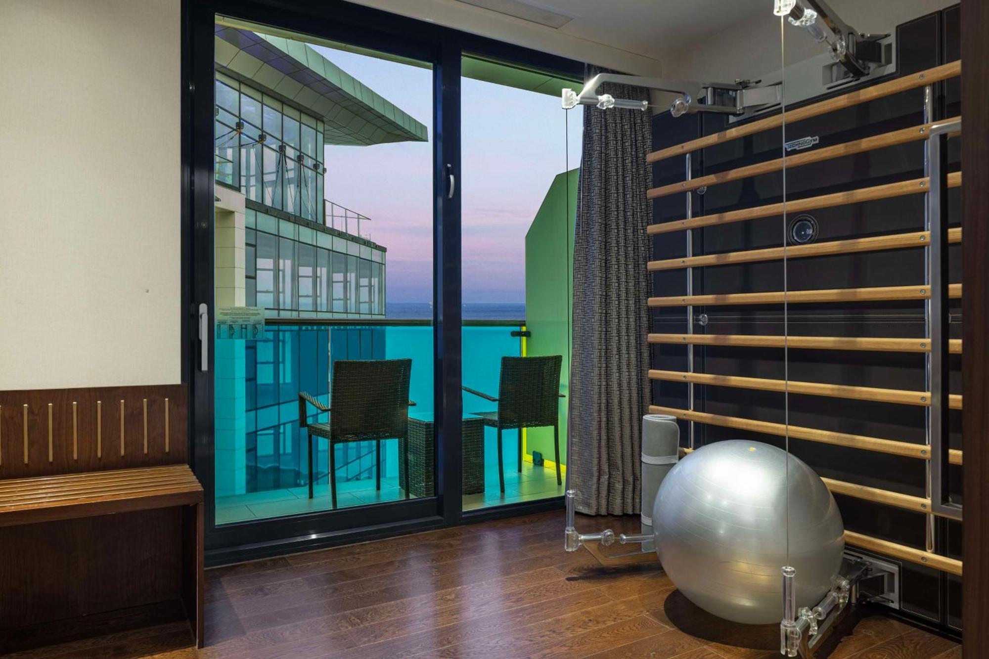 Hotel Hilton Batumi Esterno foto A home gym